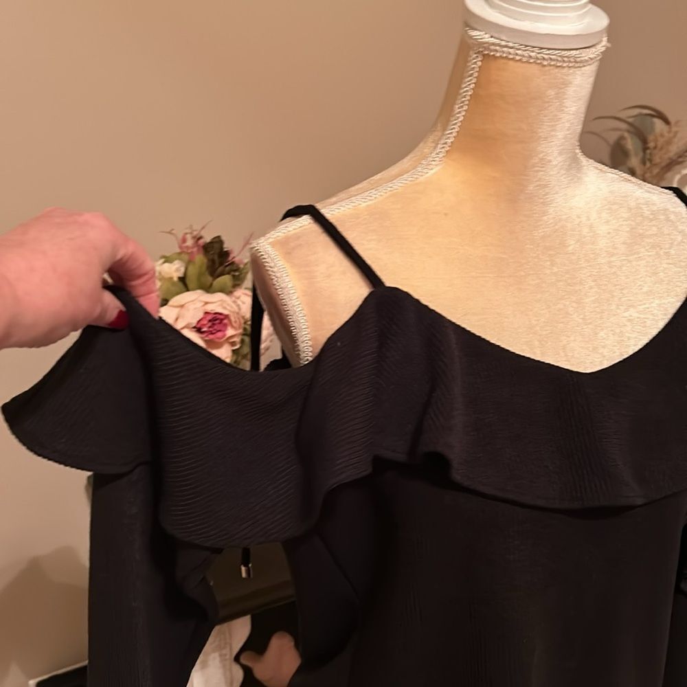EUC Stitch & Knot Cold Shoulder Sweater (size Large) - Picture 3 of 7